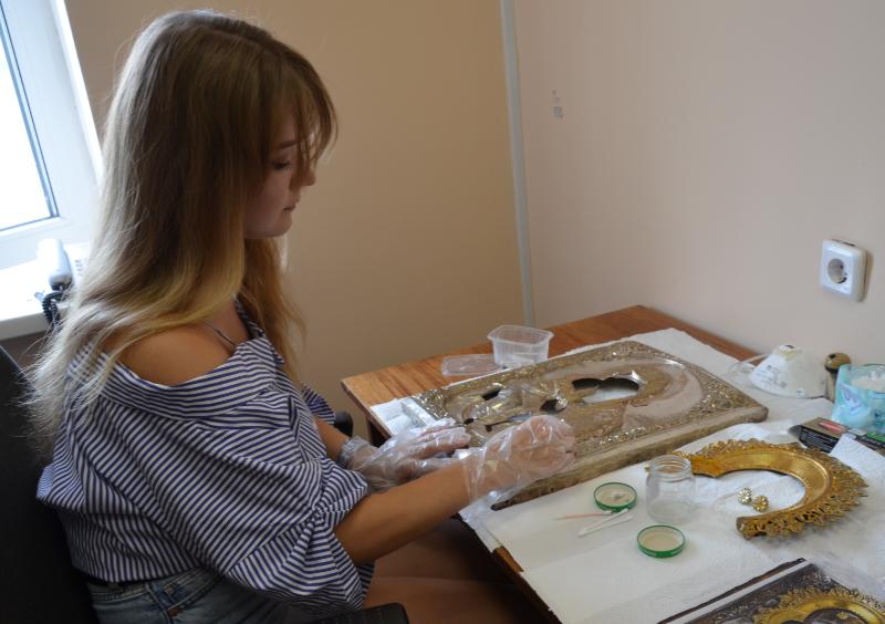 Студенты столичного вуза помогают восстанавливать предметы из собрания Костромского музея-заповедника