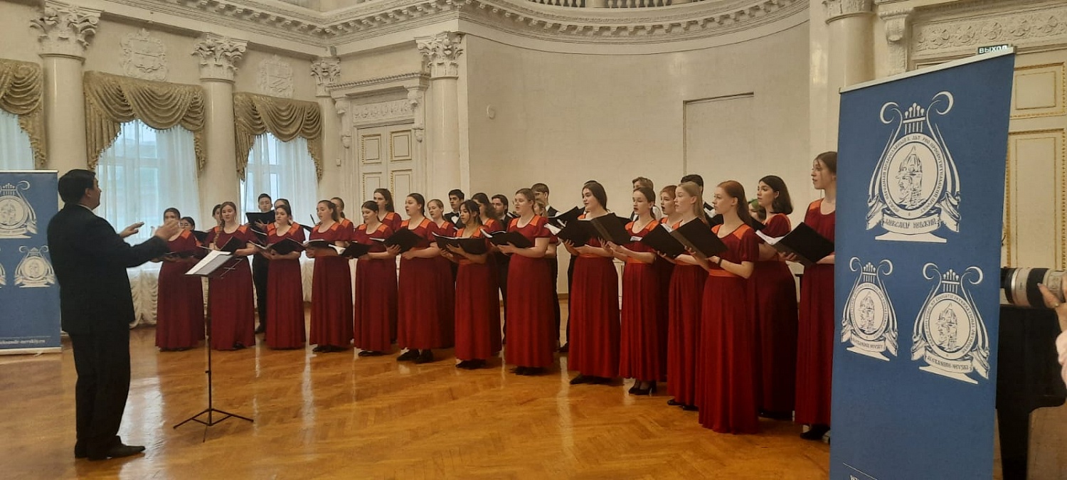 Прекрасные голоса в Дворянском собрании