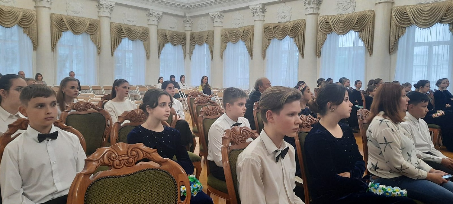 Прекрасные голоса в Дворянском собрании