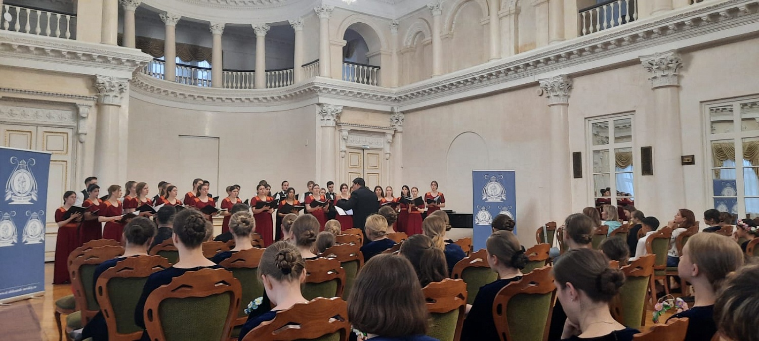 Прекрасные голоса в Дворянском собрании
