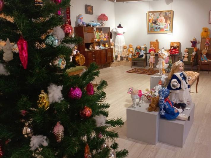 Сказочный мир кукол в Костромском музее-заповеднике заиграл новогодними красками