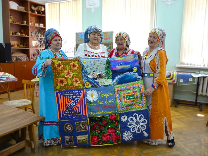 «Лоскутки» соединяют в Юбилейное одеяло для Костромской области