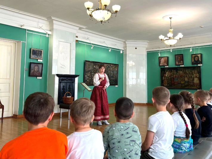 Костромской музей-заповедник продолжает проект «Посвящение в костромичи» Костромской музей-заповедник продолжает проект «Посвящение в костромичи»